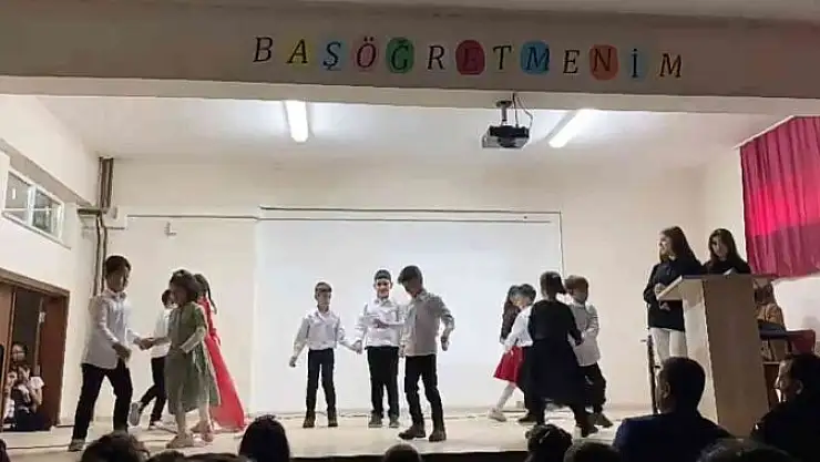 'Arkadaşı hastalanan öğrenciye sahnede okul müdürü eşlik etti'