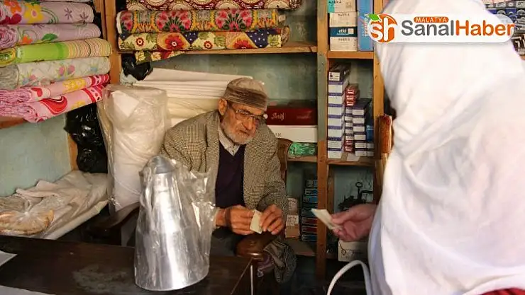 Asırlık çınar, 61 yıldır işinden geri kalmıyor