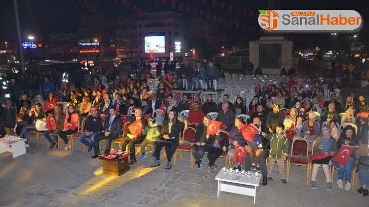 Askeri bando eşliğinde 29 Ekim kutlaması