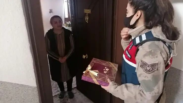 'Askerlerden şehit aileleri ve gazielere ziyaret'