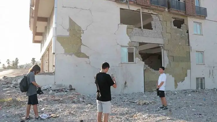 'Asrın felaketini unutmak istemeyip fotoğraf çektirdiler'