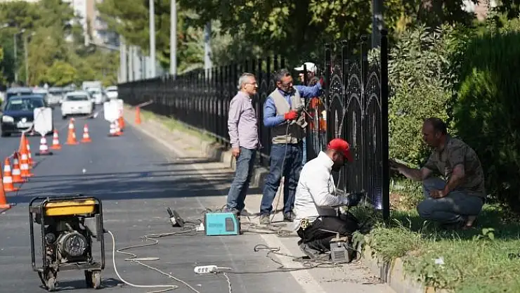 'Atatürk Bulvarında orta refüje demir korkuluk'