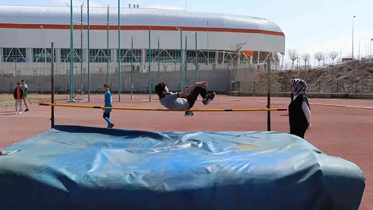 'Atletler il birincisi olmak için ter döktü'