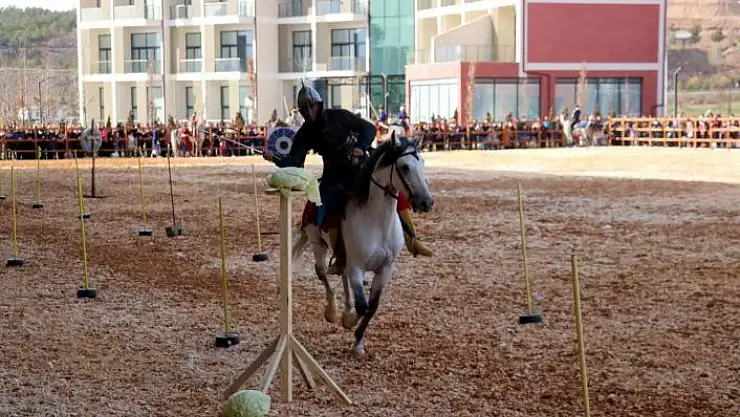 'Atlı okçuluk gösterisi izleyenleri mest etti'