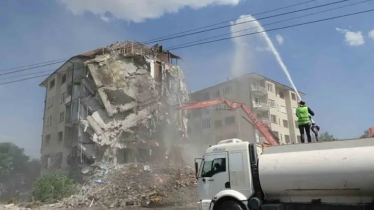 'Attığı bir taşla 8 katlı ağır hasarlı binayı yıktı'