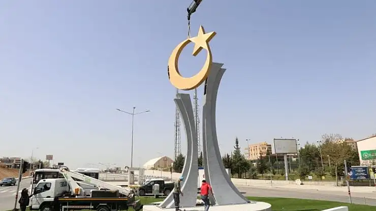 'Ay yıldızlı anıt yerine yerleştirildi'
