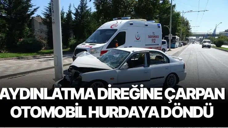 Aydınlatma direğine çarpan otomobil hurdaya döndü