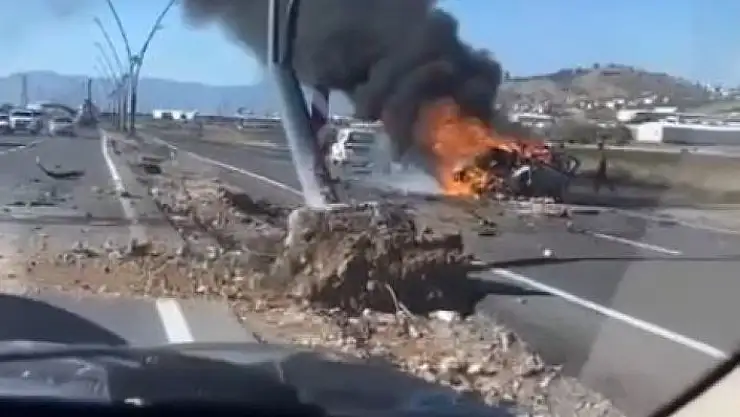 'Aydınlatma direğine çarpan otomobil yandı: 1 ölü'