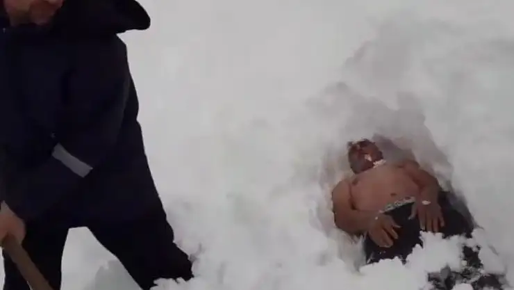 'Babasını kürekle karın içine gömdü'