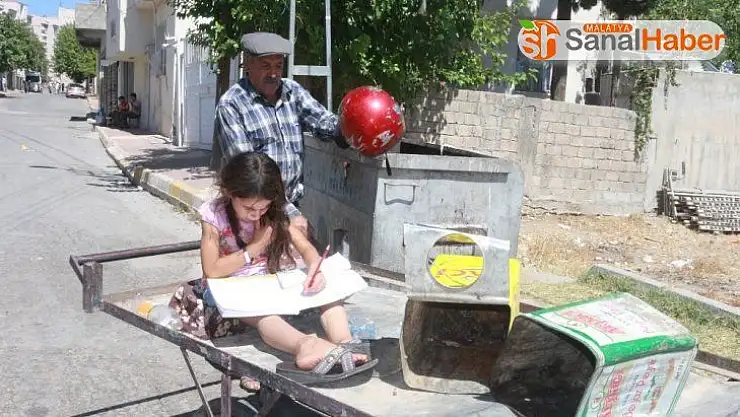 Babasının çöpten topladığı kitapları okuyor