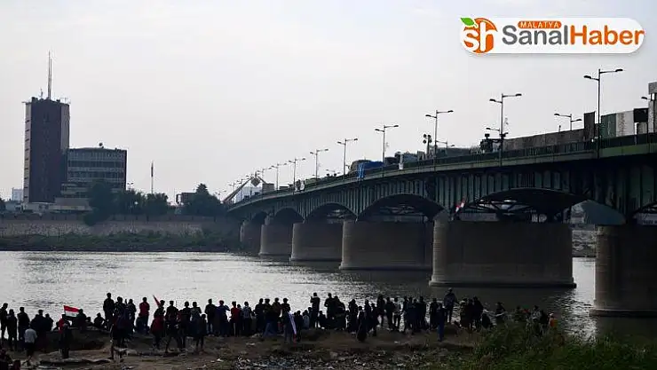Bağdat'ta protestocular Ahrar Köprüsü'nden çekildi