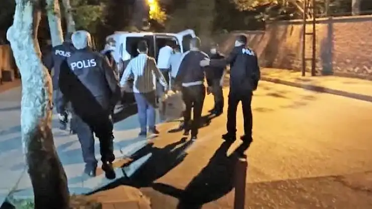 'Baharatçının deposuna girmek isteyen 4 kişi tutuklandı'