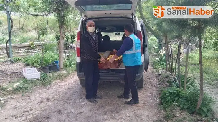 Bahçesinde yetiştirdiği elmaları kampanyaya bağışladı