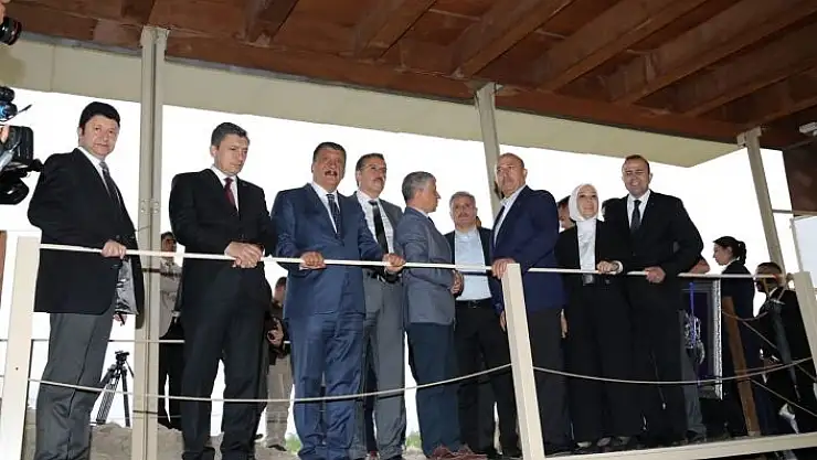 'Bakan Çavuşoğlu, Arslantepe Höyüğü´nde incelemelerde bulundu'
