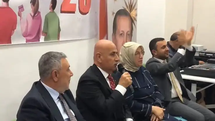 'Bakan Kirişci, söylediği türküyle kulakların pasını sildi'