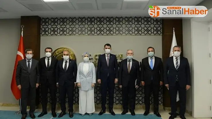 Bakan Kurum'la deprem sonrasında devam eden projeler görüşüldü