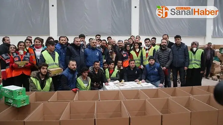 Bakanlar yardım kolilerinin doldurulmasına yardım etti