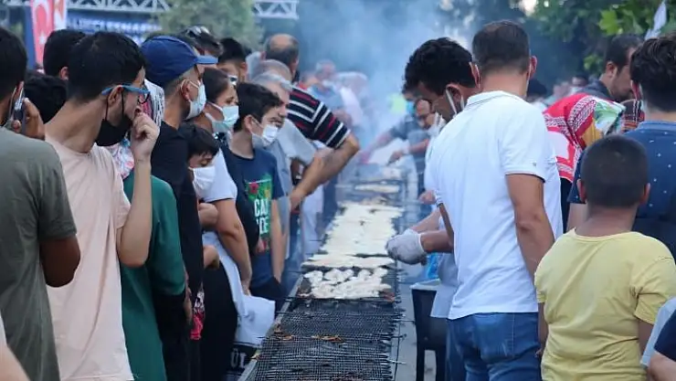 'Balık festivalinde 5 bin ekmek arası balık kısa sürede tükendi'