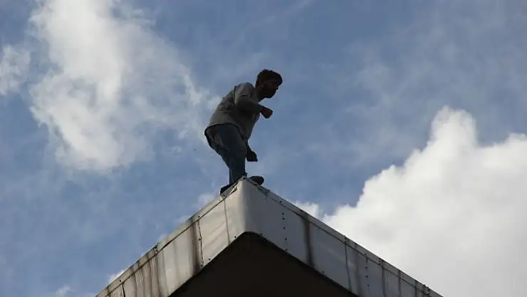 'Banka çatısındaki şahsı görenler, Covid-19´u unuttu'