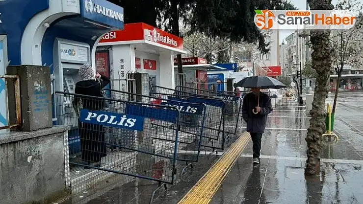 Banka ve ATM önlerine polis bariyeri