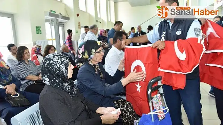 Barış Pınarı Operasyonuna destek için Türk Bayrağı dağıtıldı
