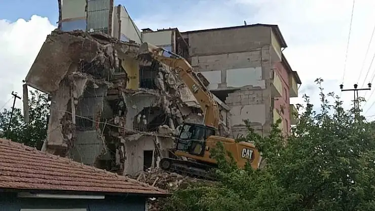 'Baş kısmına moloz parçası fırlayan operatör ağır yaralandı'