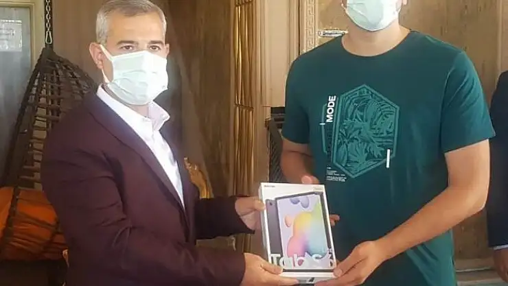 'Başkan Çınar, başarılı öğrenciye hediye verdi'
