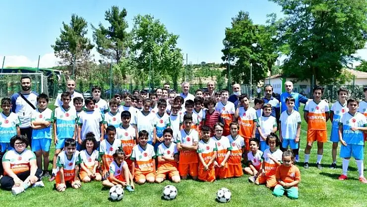 'Başkan Çınar, futbol okulunu ziyaret etti'