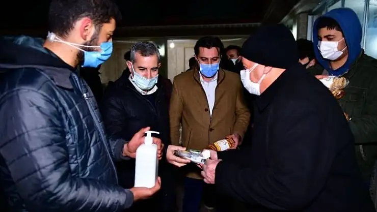 'Başkan Çınar, kandil simidi, lokum ve gül suyu dağıttı'