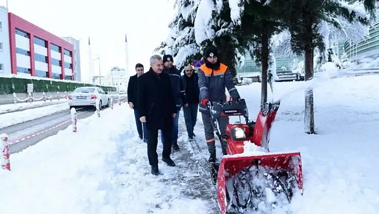 'Başkan Çınar, karla mücadeleyi yakından takip etti'
