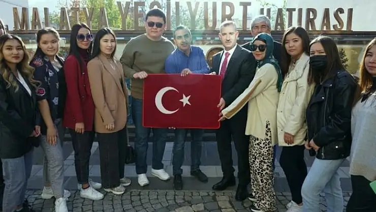 'Başkan Çınar, Kazakistanlı akademisyen ve öğrencileri ağırladı'