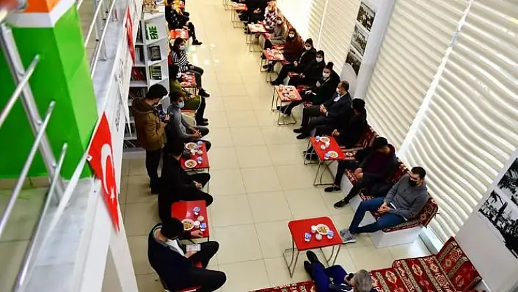 'Başkan Çınar, millet kıraathanesinde gençlerle buluştu'