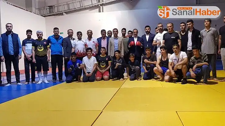 Başkan Dağtekin Avrupa'da derece yapan sporcularla bir araya geldi