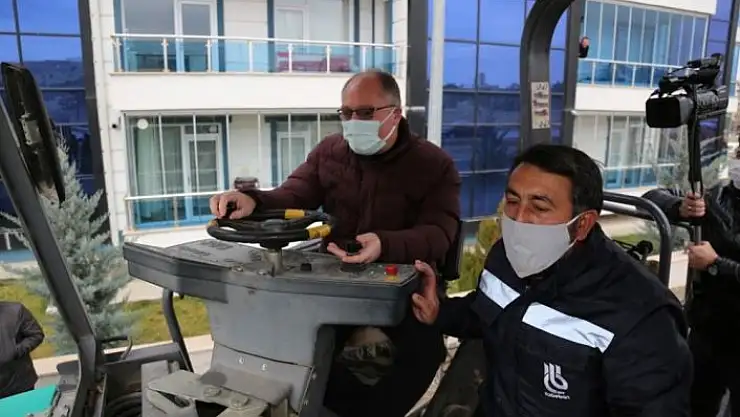 'Başkan finişerin direksiyonuna geçti, asfalt döktü'