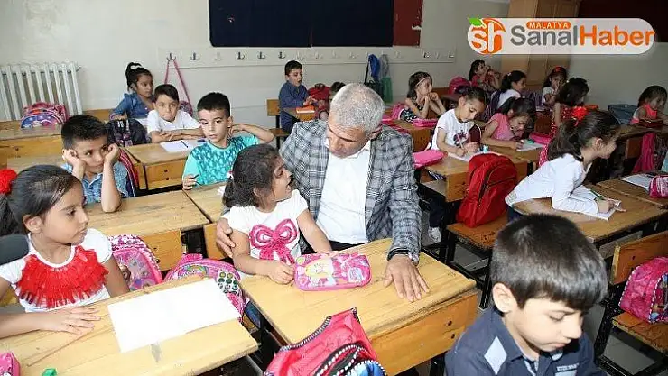 Başkan Güder, öğrencileri ilk eğitim gününde yalnız bırakmadı