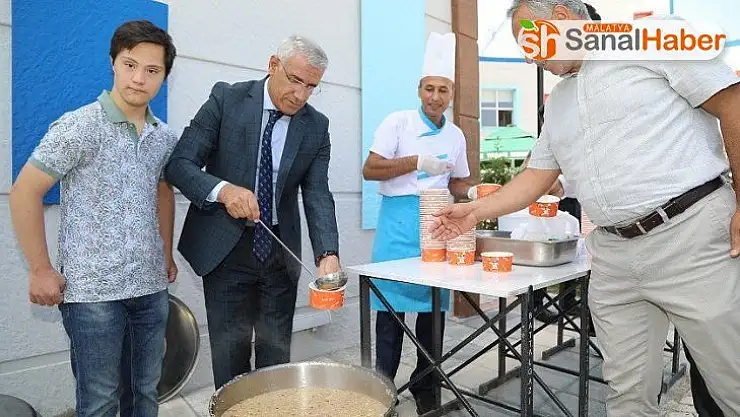 Başkan Güder, özel çocuklara aşure ikramında bulundu