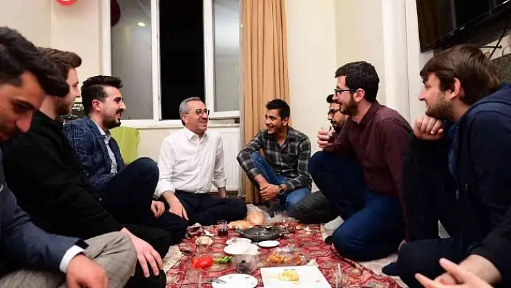 'Başkan Güngör, gençlerle sahur yaptı'