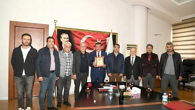 'Başkan Gürkan´a esnaflardan plaket'