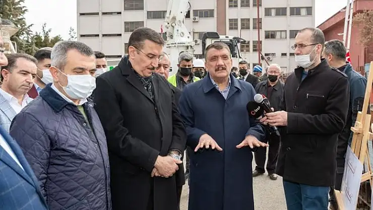 'Başkan Gürkan kent meydanındaki çalışmaları inceledi'