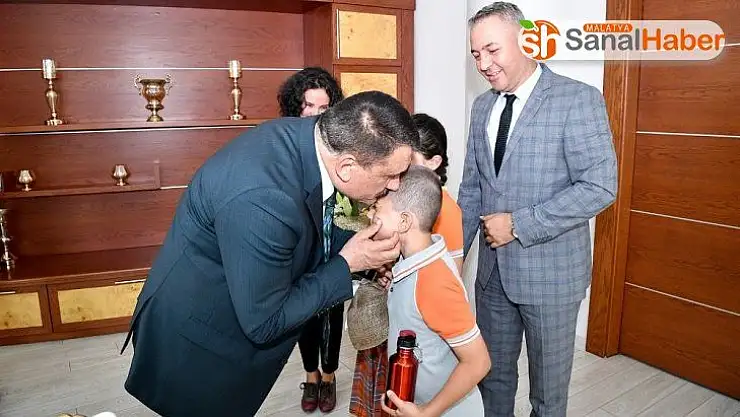 Başkan Gürkan, ziyarete gelen öğrencileri makamında karşıladı