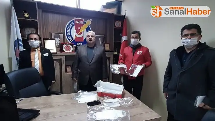 Başkan Kıymaz'dan gazetecilere maske