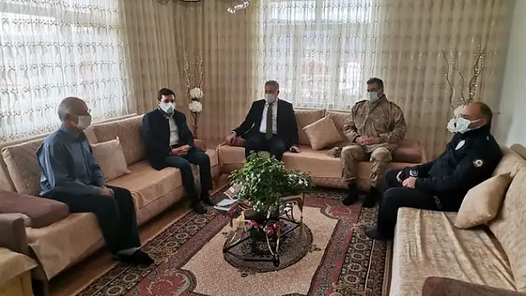 'Baskil Kaymakamı Yılmaz,  gazileri evinde ziyaret etti'