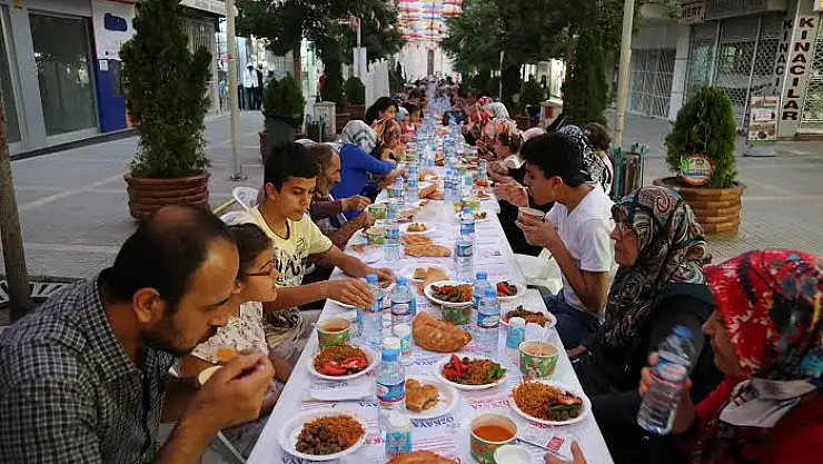 Akil Gençler Ve Battalgazi Belediyesi Şehit Yakınları Ve Gazilere İftar Verdi