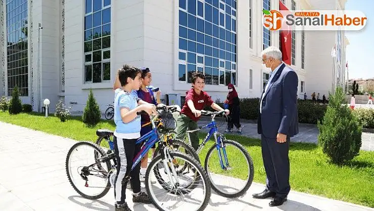 Belediye önünde renkli görüntüler