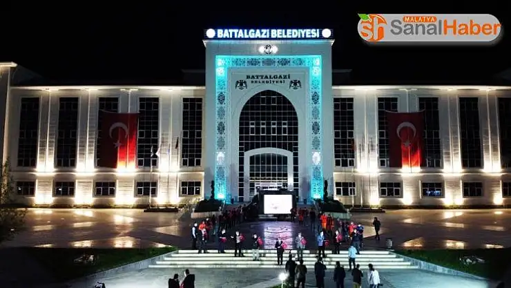 Battalgazi Belediyesi önünde İstiklal Marşı coşkusu