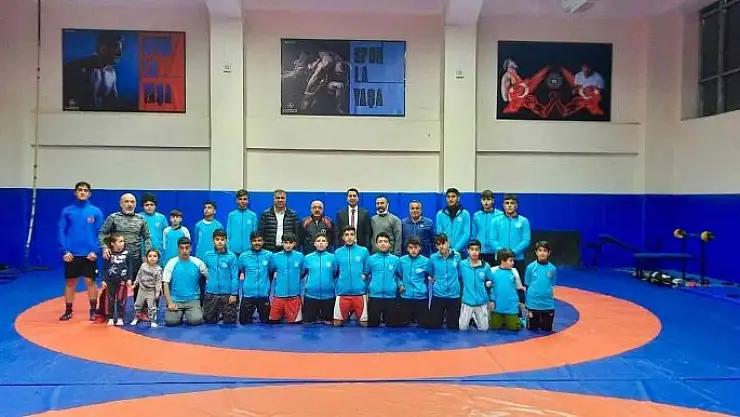 'Baykan, Elazığlı güreşçilere hediyelerini gönderdi'