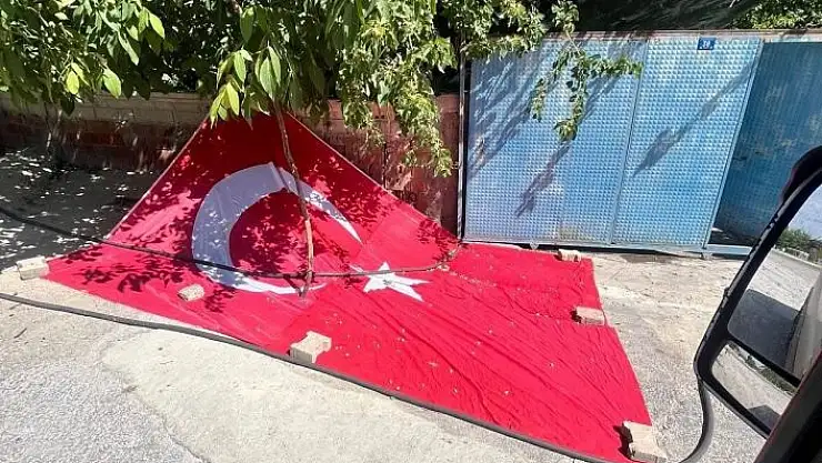 'Bayrağı yere serip dutların düşmesini beklediler'