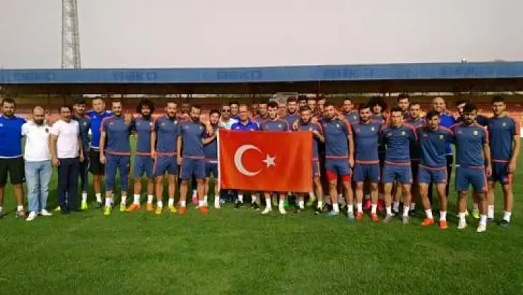 Yeni Malatyaspor Antrenman Öncesi Türk Bayrağı Açtı