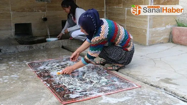 Bayram öncesi asırlık çeşmede halılar yıkandı, kurumaya bırakıldı