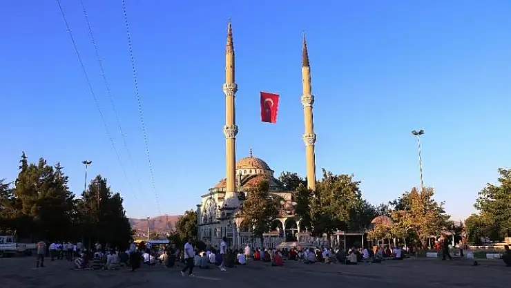 'Bayramı namazı sosyal mesafeli ve maskeli kılındı'